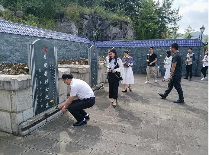 【党史教育】经济与管理学院党支部组织 开展“学党史、祭英烈”主题党日活动(图3)